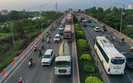 Người dân rời TP.HCM nghỉ lễ 30-4, các cửa ngõ đông đúc, có lúc ùn ứ nhẹ