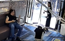 Nữ nhân viên quê một cục khi vấp ngã dưới chân khách