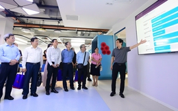 Đại biểu Bộ Văn hóa, Thể thao và Du lịch, TP.HCM cùng đại diện nhiều cơ quan báo chí tham quan tòa soạn số của báo Tuổi Trẻ