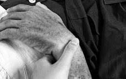 Những kỷ vật thân thương còn lại - Kỳ 3: Chiếc xe máy cũ và điện thoại 'cục gạch' của cha tôi