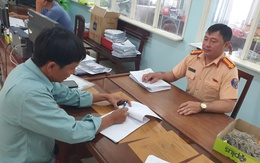 Lái xe chạy ngược chiều trên quốc lộ 60, 2 người bị phạt 38 triệu đồng