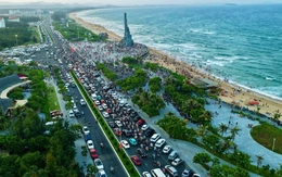 Ngày đầu nghỉ lễ: Du khách đến Phú Yên đông như trẩy hội từ sáng đến tối