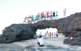 Cảnh báo du khách không leo trèo lên Cổng Tò Vò ở Lý Sơn để chụp ảnh