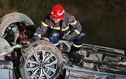 Kịp thời cứu người đàn ông trong ô tô rơi dưới mương nước