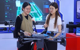 Du khách thích thú xem UAV, chơi giải mã vụ án tại triển lãm '80 năm An ninh nhân dân'