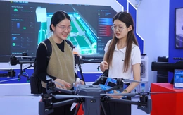 Du khách thích thú xem UAV, chơi giải mã vụ án tại triển lãm '80 năm An ninh nhân dân'