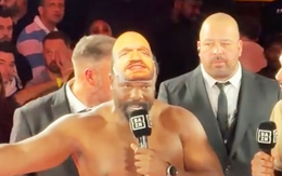 Võ sĩ Chisora đeo mặt nạ Tyson Fury đi cân để cà khịa đối thủ