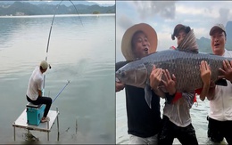 Câu được cá trắm đen khủng, cần thủ không bắt mà thả lại sông