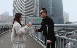 Cô gái phát hiện điểm yếu của thanh niên giả tượng