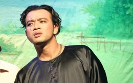 Hoàng Phi đóng kịch cách mạng