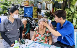 Bác sĩ phường Xuân Hòa đến tận nhà khám bệnh cho dân