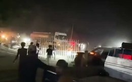 Người dân Campuchia dựng hàng rào bao vây xe cảnh sát để... bảo vệ nghi phạm