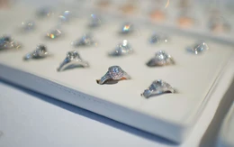 Nhẫn cưới ‘trúc trắc’ trong mùa giá vàng leo thang