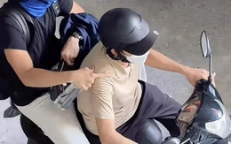 Hoài Linh tự lái xe máy cà tàng đi làm