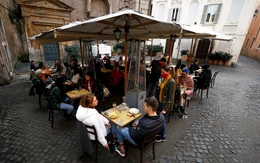 Rome siết chặt quản lý vỉa hè