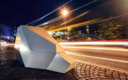 Camera bắn tốc độ độc lạ gây ngỡ ngàng: Trông như xe Tesla, bọc thép chống đạn vì lý do 'khó đỡ'