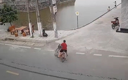 Màn ôm cua xe đạp 'cực khét' đi vào lòng ao