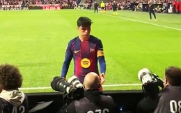 Pedri gây cười khi tưởng đầu hói của phóng viên ảnh là bóng