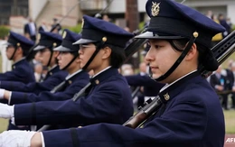 Nhật Bản tìm cách thu hút các cô gái nhập ngũ vì người trẻ không muốn tòng quân