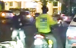 Video người mặc áo xe ôm công nghệ cầm gậy 3 khúc đánh nam thanh niên ở phường Sài Gòn