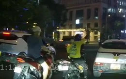 Xác minh clip người mặc áo xe ôm công nghệ cầm 'gậy 3 khúc' đánh người đi đường ở phường Sài Gòn