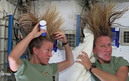 Nữ phi hành gia gội đầu thế nào khi bay vào không gian?