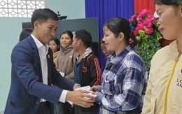 Trao quà hỗ trợ tái thiết cuộc sống của bà con vùng lũ Đắk Lắk, Khánh Hòa, Hà Tĩnh