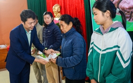 Bà con vùng bão lũ Nghệ An nhận hỗ trợ sinh kế từ GREENFEED