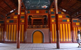 Nhà hát cung đình độc đáo nhất Việt Nam đang bị trùng tu ra sao?