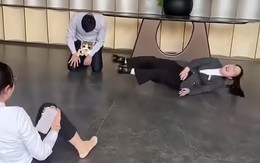 Hai nữ nhân viên cười sảng khi thấy sếp gặp sự cố