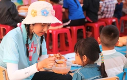 Vượt nắng gắt, hàng chục người trẻ mang ánh sáng lên Sông Y