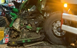 Taxi tông xe tải trước chợ, tài xế thiệt mạng, 2 hành khách bị thương