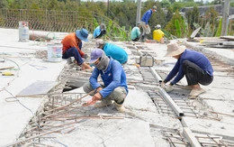 Công nhân thi công xuyên lễ trên công trường cao tốc Cao Lãnh - An Hữu