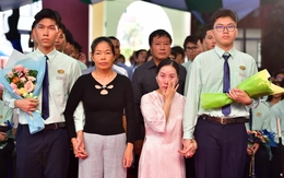 Học sinh TP.HCM kể về mẹ nuôi trong lễ trưởng thành, nhiều người bật khóc