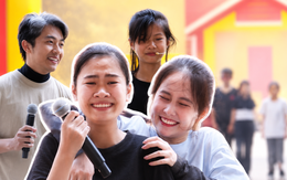 Cô bé bật khóc hạnh phúc khi nhận được tấm bảng thưởng có giá trị cao