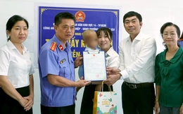 Trao giấy khai sinh cho bé trai 2 tuổi tại TP.HCM bị mẹ ruột và người tình bạo hành