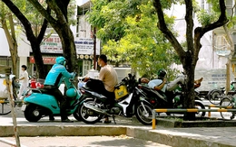 Nắng nóng gay gắt, mưu sinh nhọc nhằn giữa trưa gần 38 độ ở TP.HCM