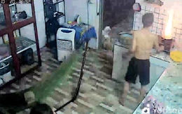 Chồng nhanh trí giúp vợ tắt bếp gas vì xào rau lửa to làm cháy chảo