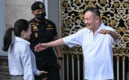 Khoảnh khắc xúc động khi ông Thaksin đoàn tụ với con gái bên ngoài nhà tù