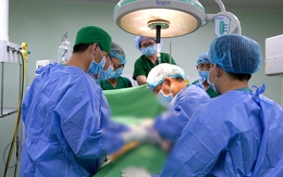 Cấp cứu người bị đinh xuyên qua thép bay vào bụng khi sử dụng máy bắn đinh