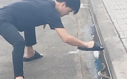 Thanh niên hú hồn khi trổ tài bắt rắn