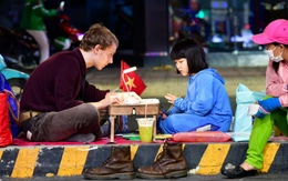 Tôi đã rơi nước mắt vì hành động đẹp của chàng trai Tây dạy trẻ trên vỉa hè
