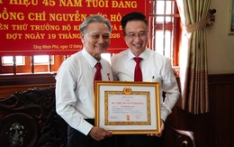 Lãnh đạo TP.HCM trao Huy hiệu 45 năm tuổi Đảng cho nguyên Thứ trưởng Bộ Kế hoạch và Đầu tư