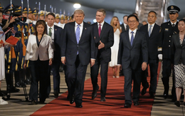 Ông Trump đến Bắc Kinh, Phó chủ tịch Trung Quốc ra tận cầu thang máy bay đón