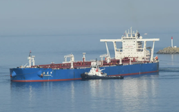 Siêu tàu chở dầu Trung Quốc đi qua eo biển Hormuz