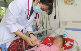 Dán miếng chống say tàu xe, bé 7 tuổi mất kiểm soát hành vi, nói nhảm