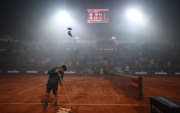 Italian Open phải dừng trận vì khói pháo hoa bóng đá
