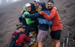 Nhóm runner dùng 'cái ôm sinh tồn' cứu đối thủ giữa núi lạnh Transvulcania