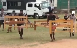 Độc lạ cuộc thi gánh giường chạy bộ ở Sri Lanka