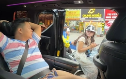 Bị bạn thân troll, chàng trai quê một cục với người đẹp đi đường